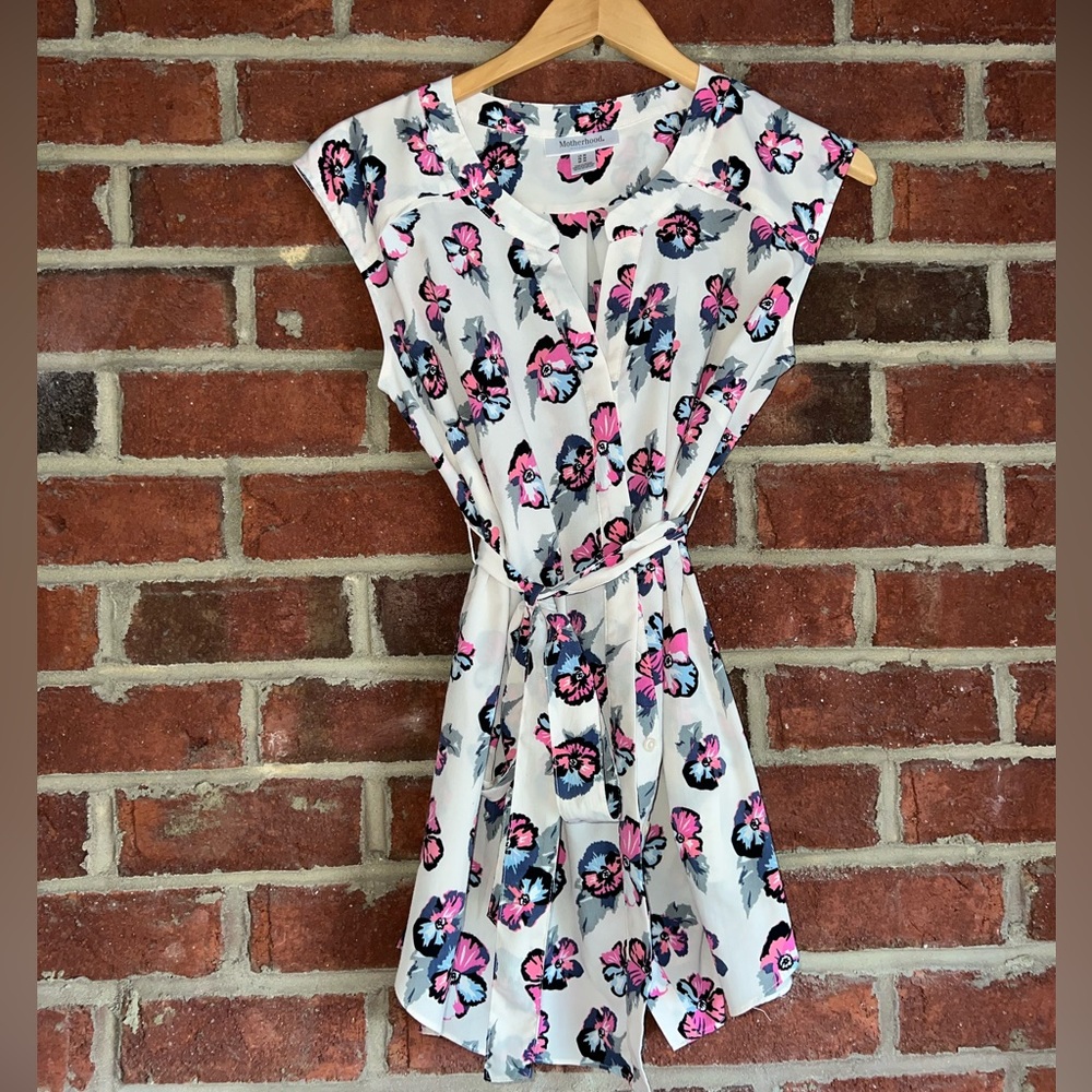 Motherhood Maternity floral top with belt tie over baby bump💕